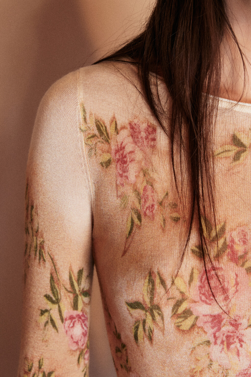 Джемпер из тонкой вискозы с принтом - цвет бежевый - 6