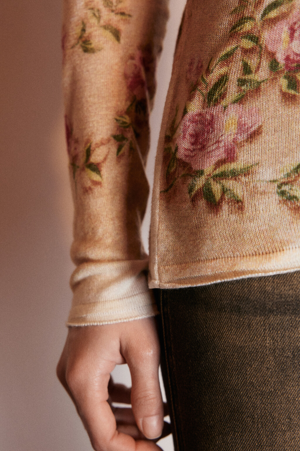 Джемпер из тонкой вискозы с принтом - цвет бежевый - 7