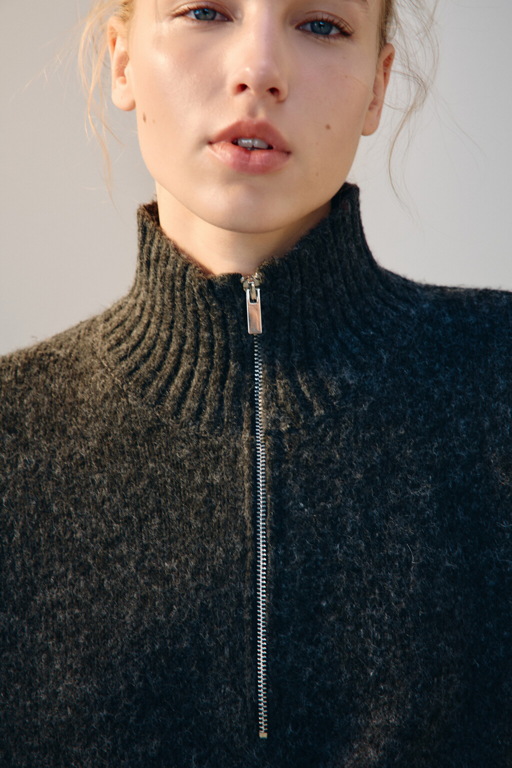 Свитер с воротником на молнии - цвет серый - 5