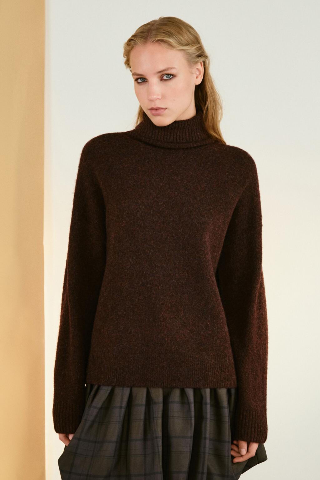 Свитер свободный с воротником - цвет бордовый - 2