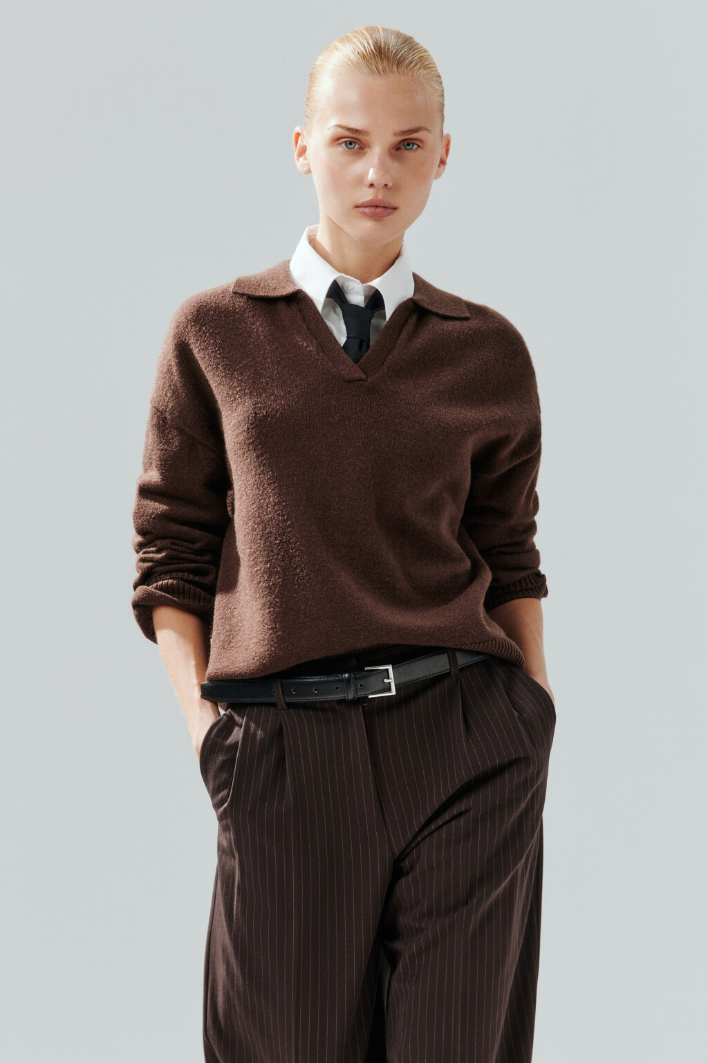 Джемпер с воротником и V-вырезом - цвет коричневый - 1
