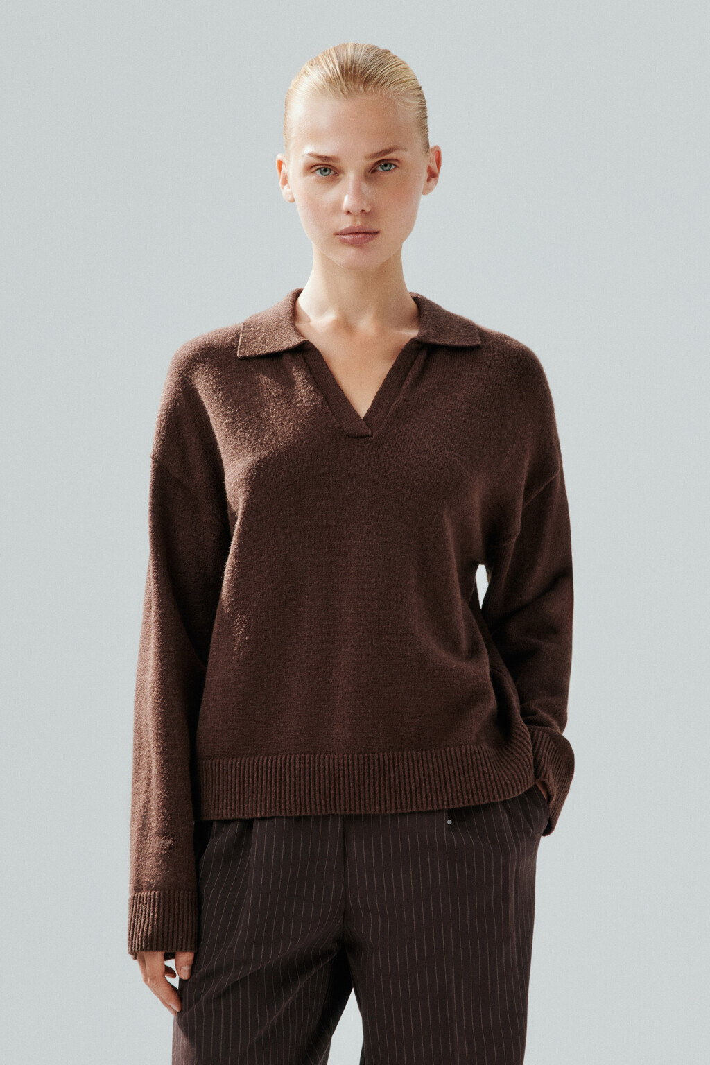 Джемпер с воротником и V-вырезом - цвет коричневый - 2