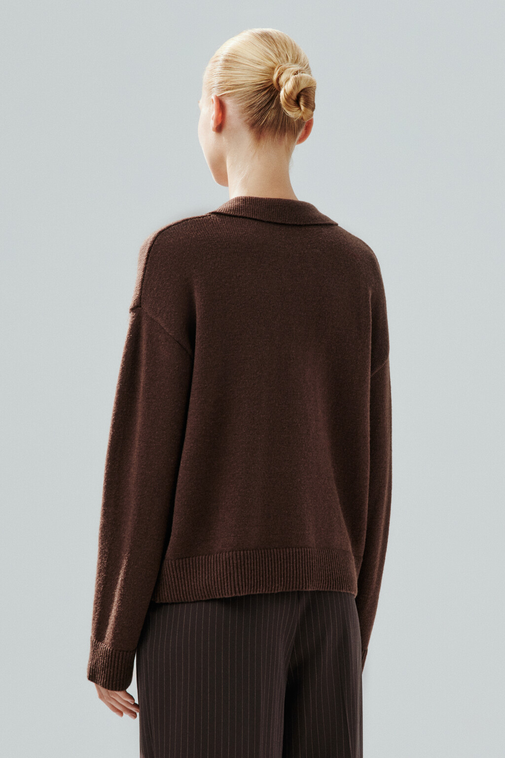Джемпер с воротником и V-вырезом - цвет коричневый - 3