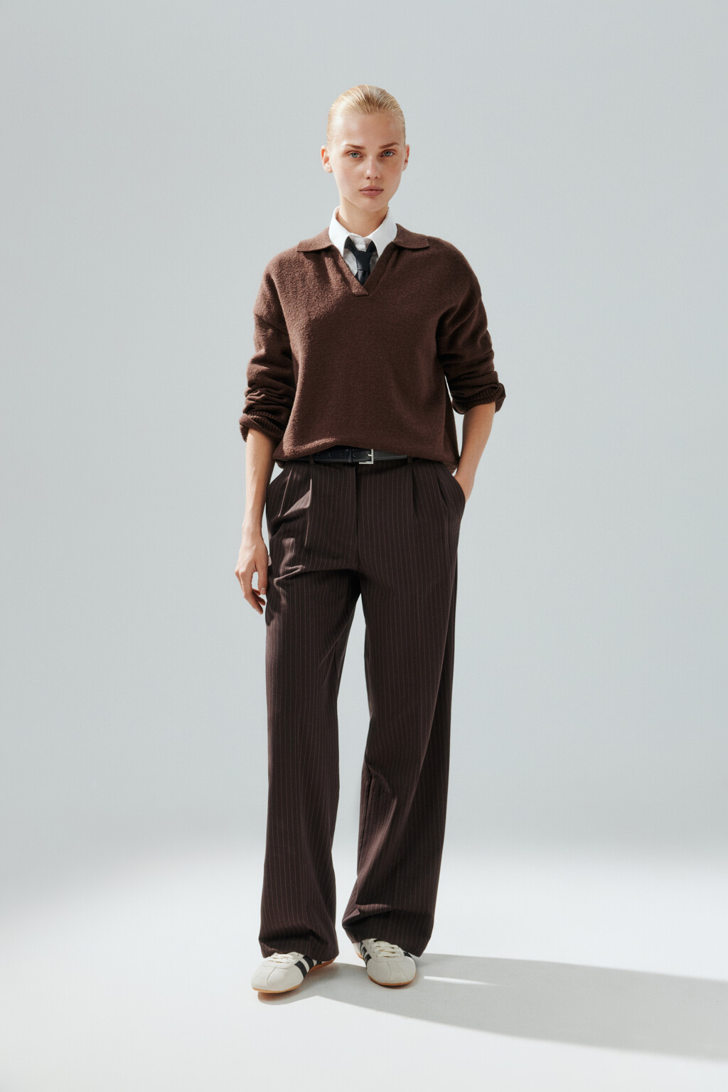 Джемпер с воротником и V-вырезом - цвет коричневый - 4