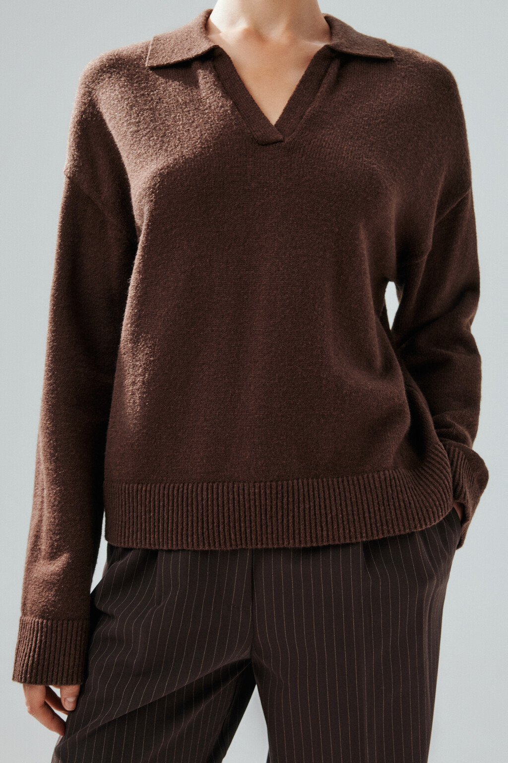 Джемпер с воротником и V-вырезом - цвет коричневый - 5