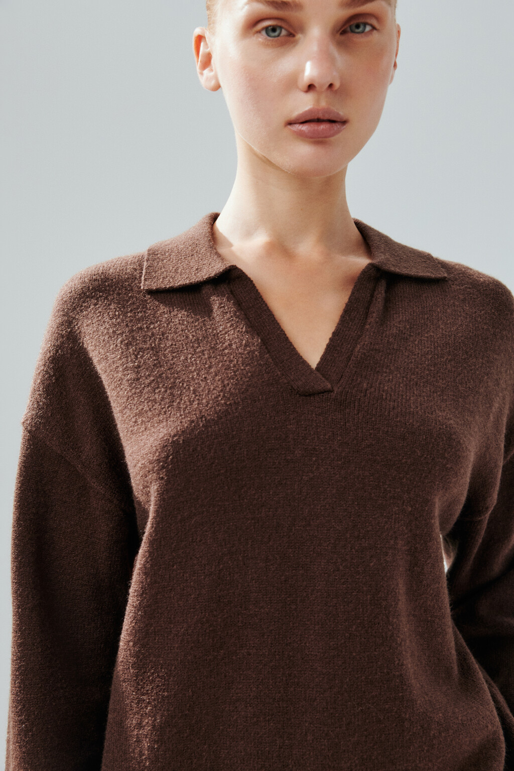 Джемпер с воротником и V-вырезом - цвет коричневый - 6