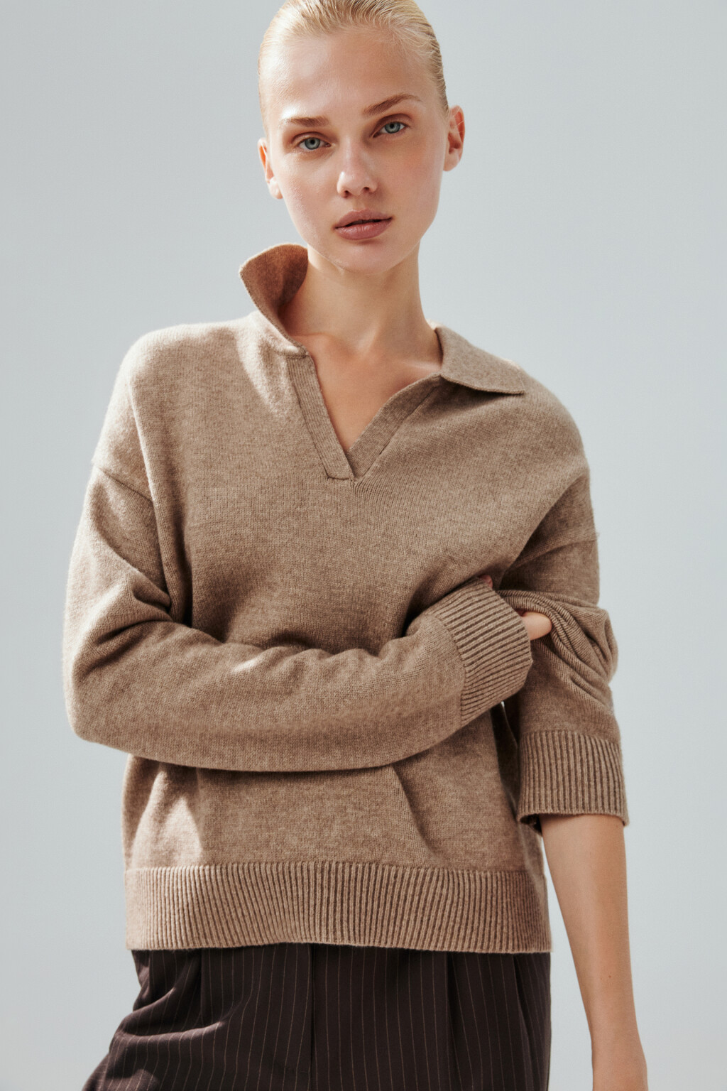 Джемпер с воротником и V-вырезом - цвет бежевый - 1
