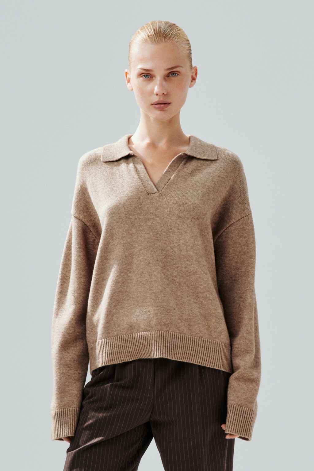 Джемпер с воротником и V-вырезом - цвет бежевый - 2