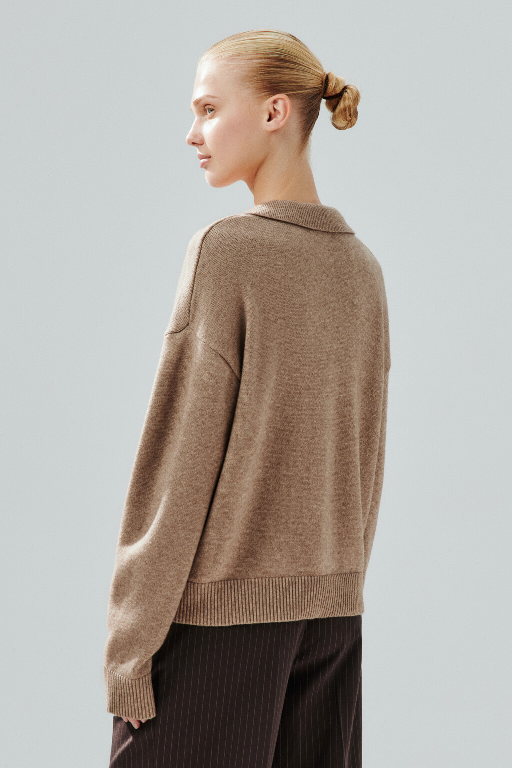 Джемпер с воротником и V-вырезом - цвет бежевый - 3