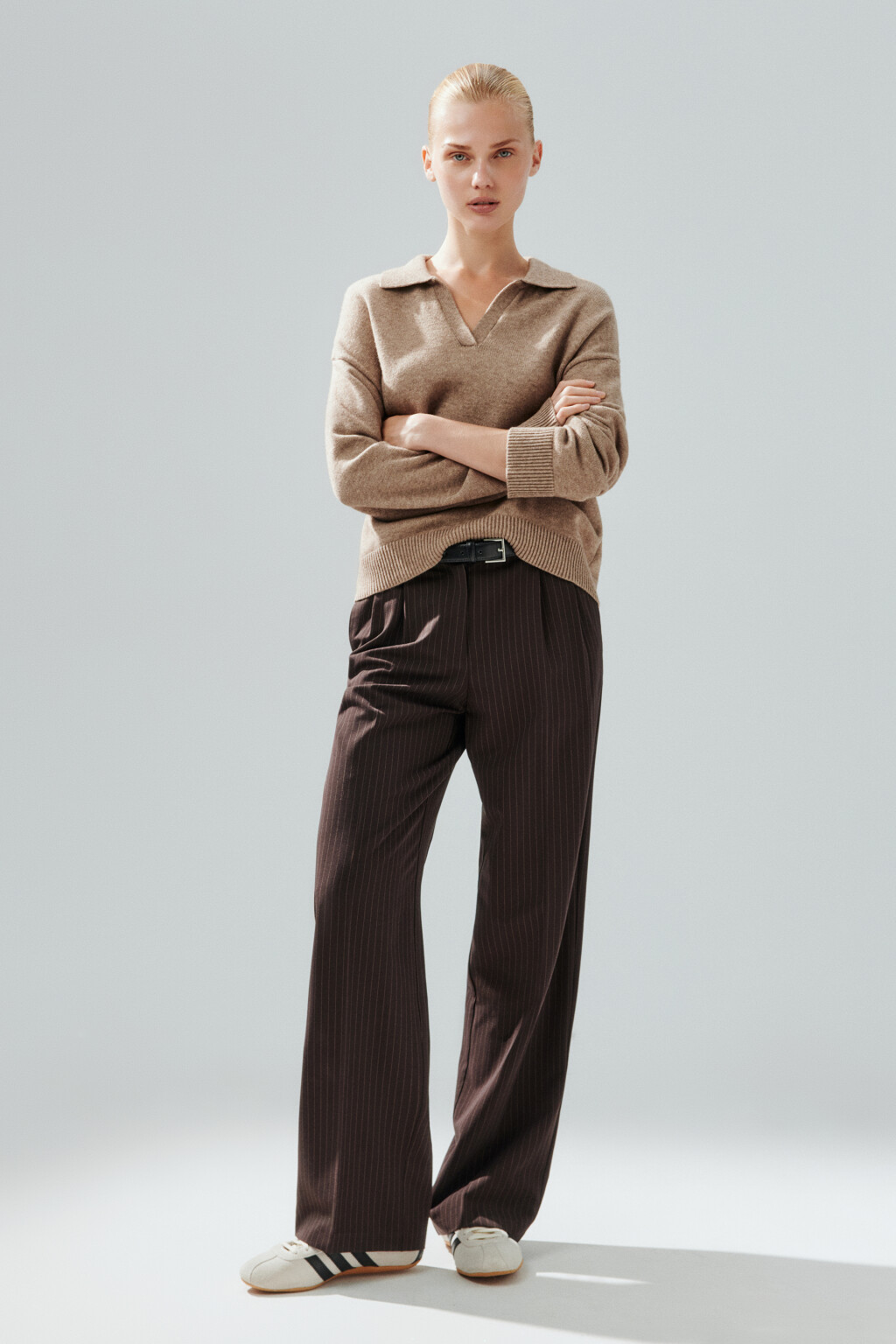 Джемпер с воротником и V-вырезом - цвет бежевый - 4