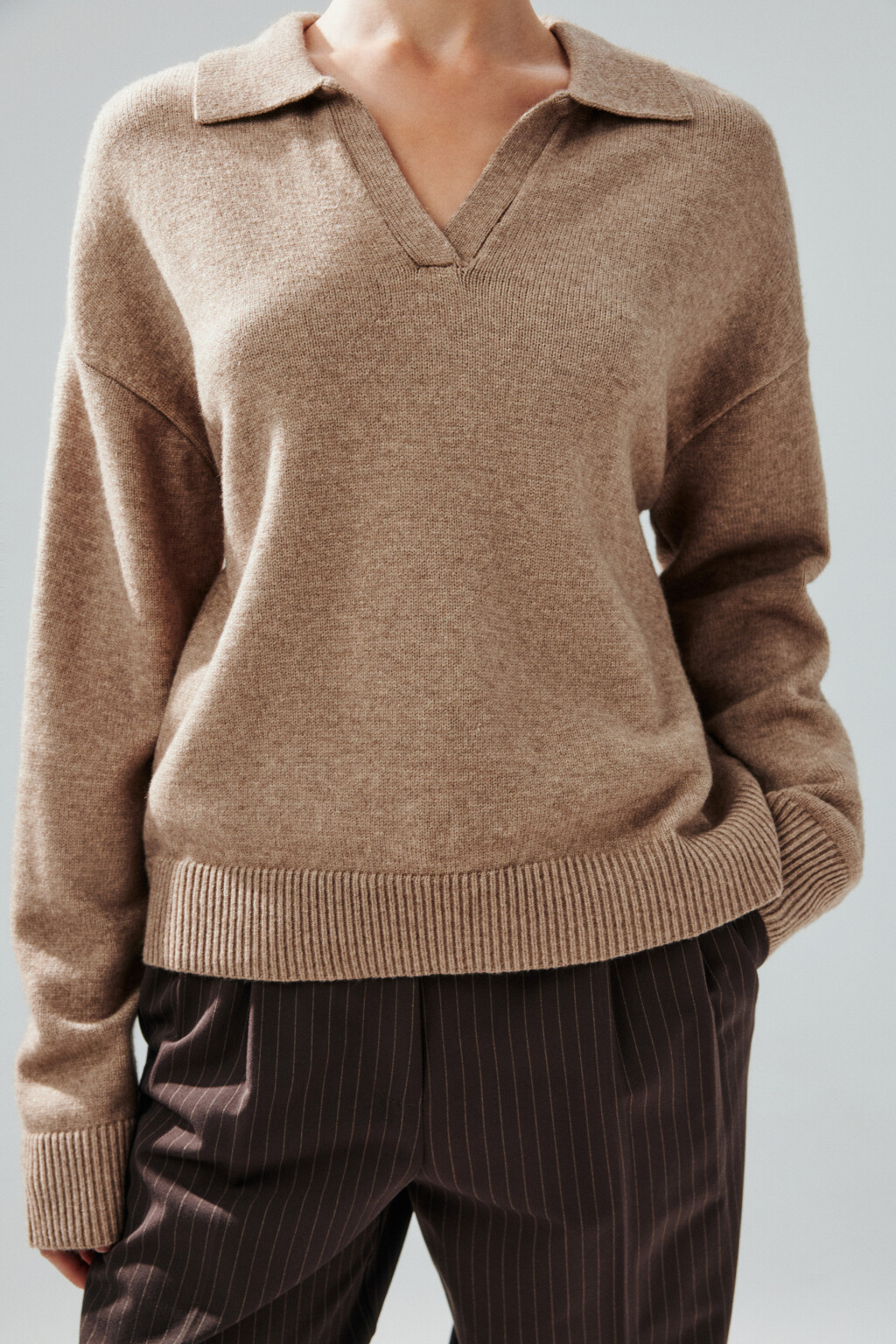 Джемпер с воротником и V-вырезом - цвет бежевый - 5