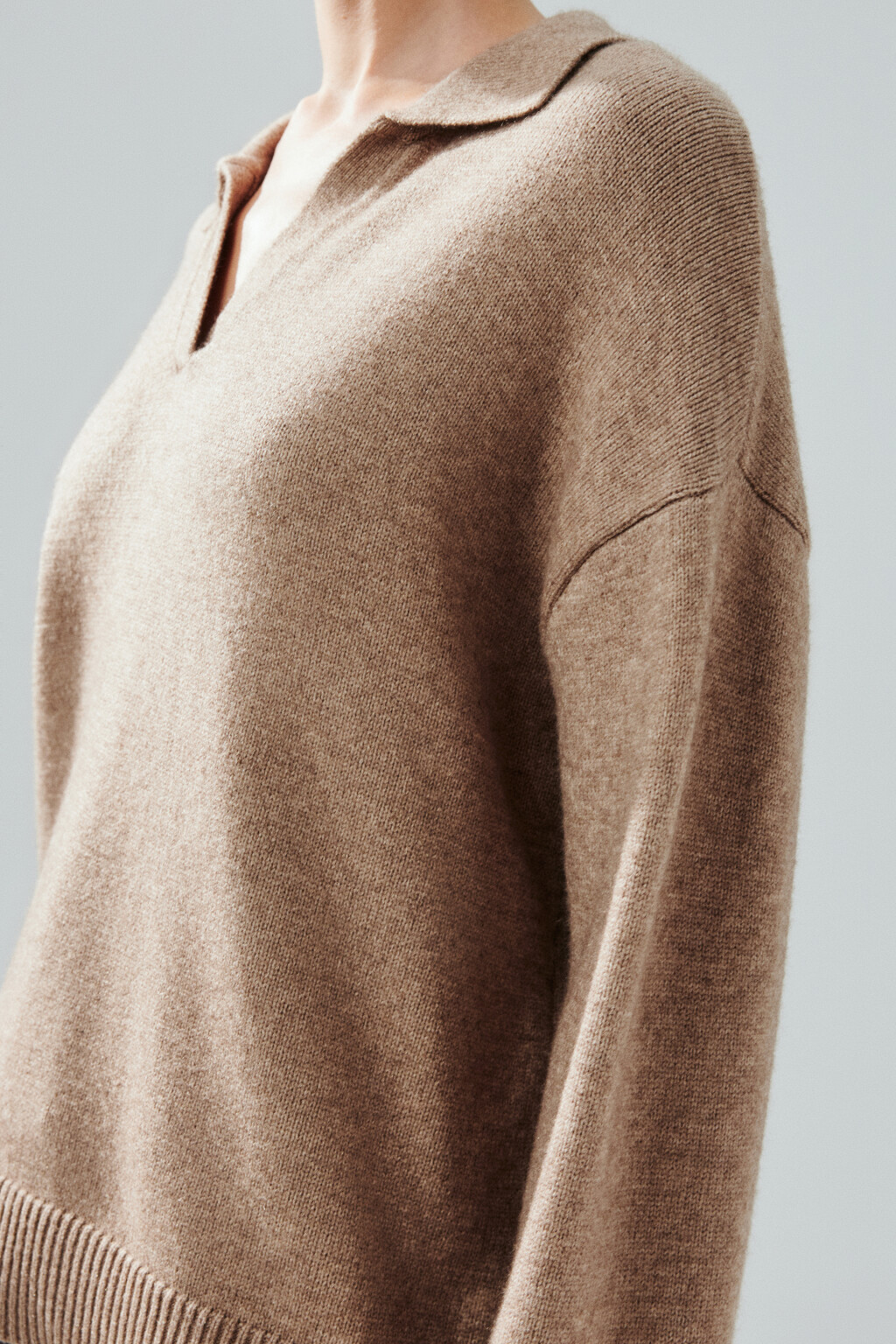 Джемпер с воротником и V-вырезом - цвет бежевый - 6