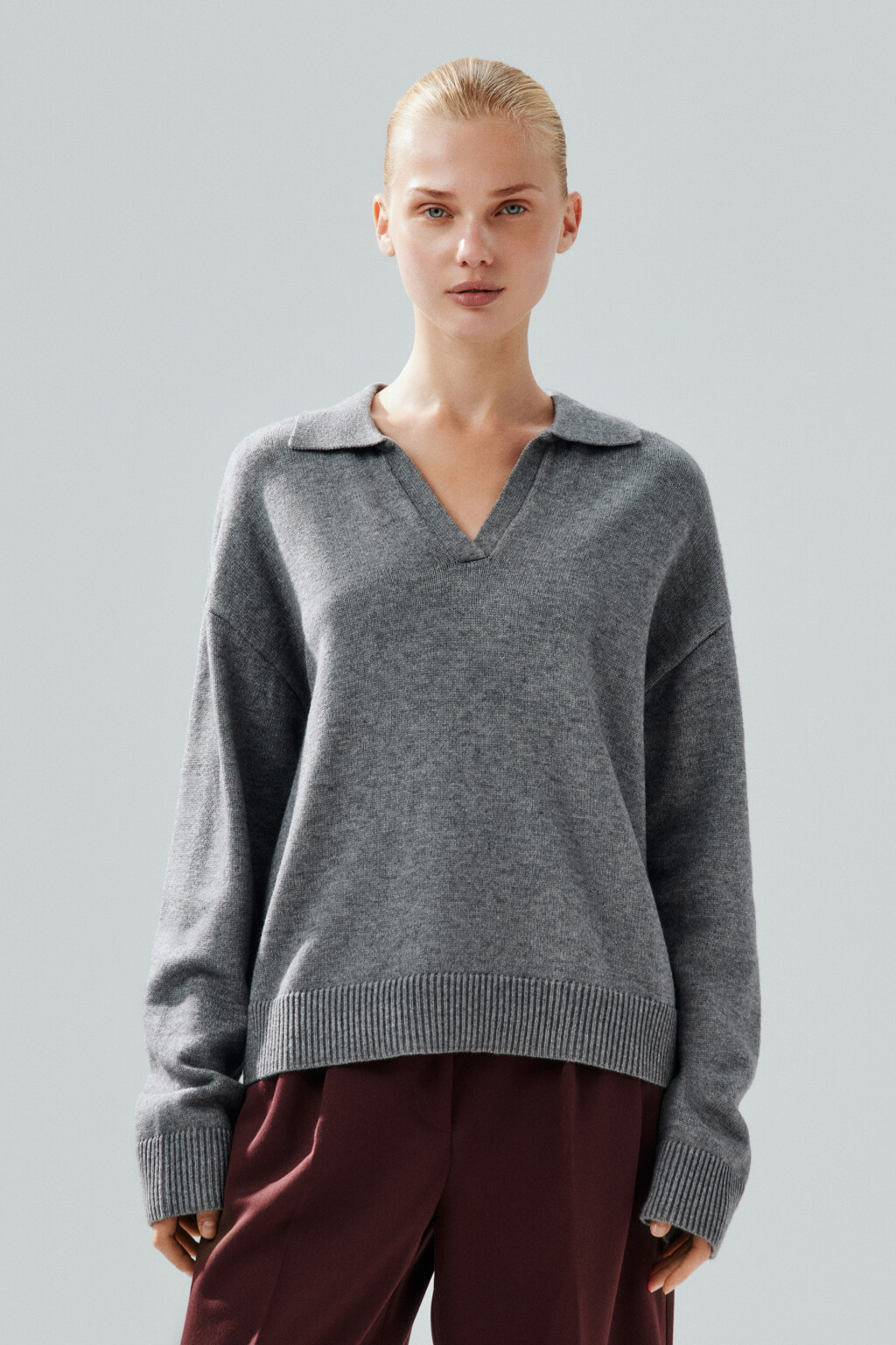 Джемпер с воротником и V-вырезом - цвет серый - 2