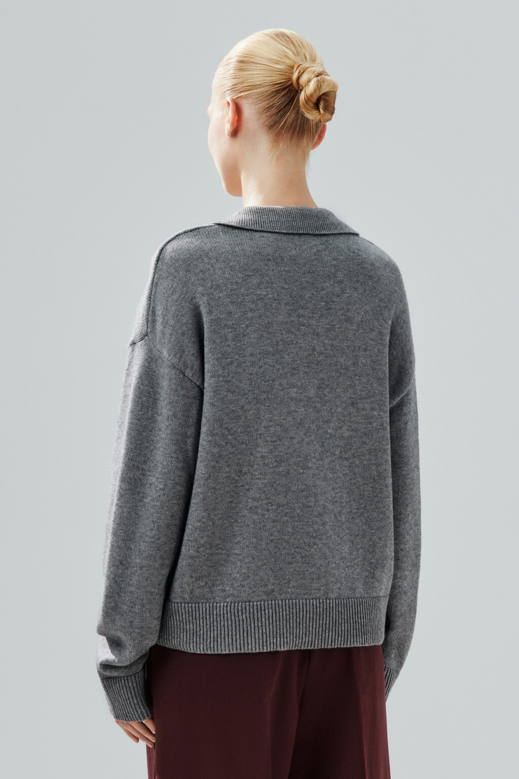 Джемпер с воротником и V-вырезом - цвет серый - 3