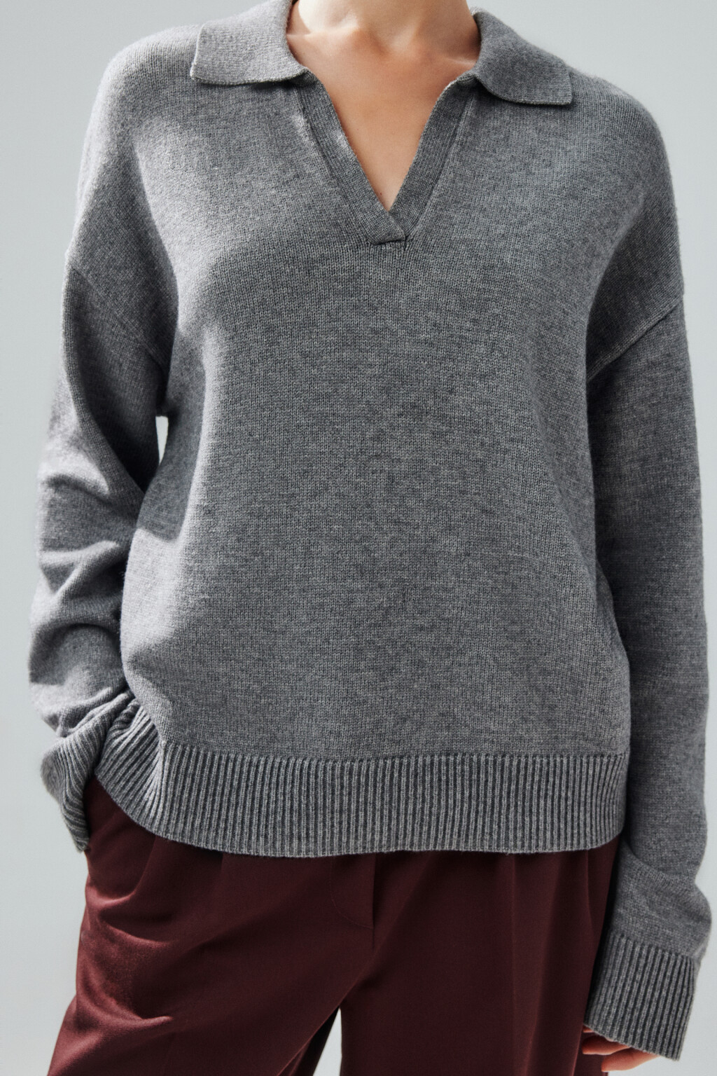 Джемпер с воротником и V-вырезом - цвет серый - 5
