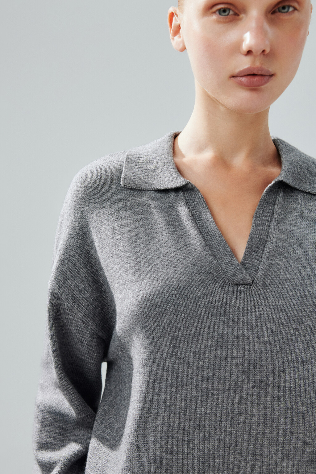 Джемпер с воротником и V-вырезом - цвет серый - 6