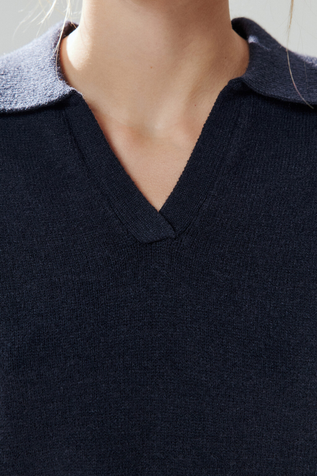 Джемпер с воротником и V-вырезом - цвет синий - 5