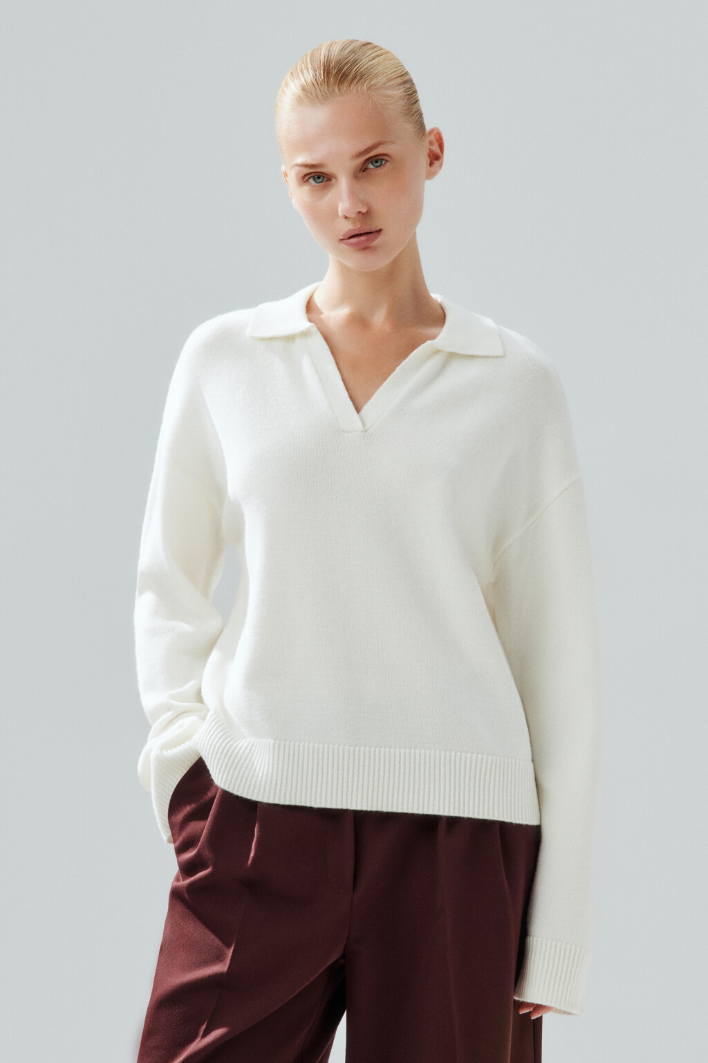 Джемпер с воротником и V-вырезом - цвет молочный - 2