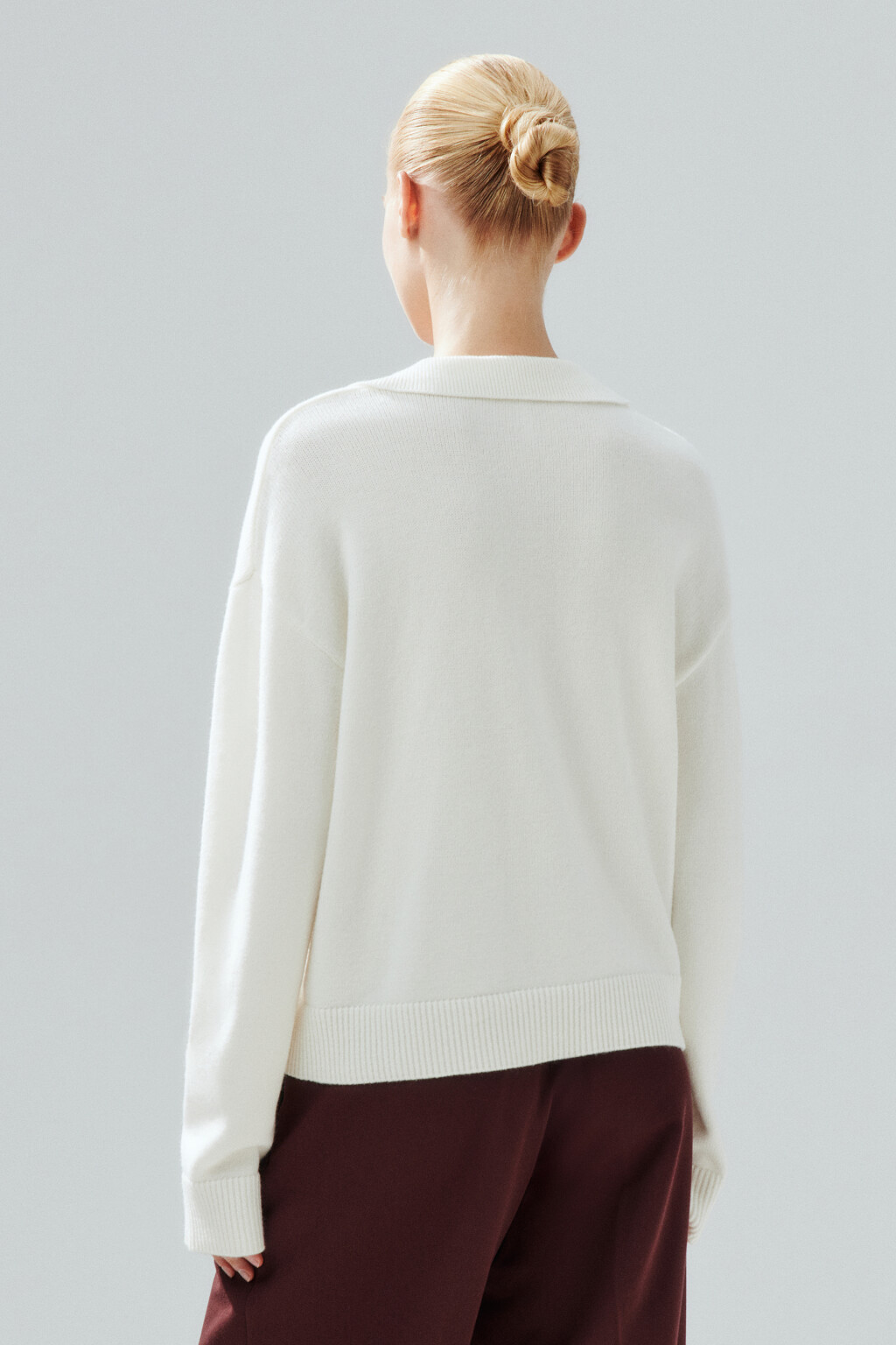 Джемпер с воротником и V-вырезом - цвет молочный - 3