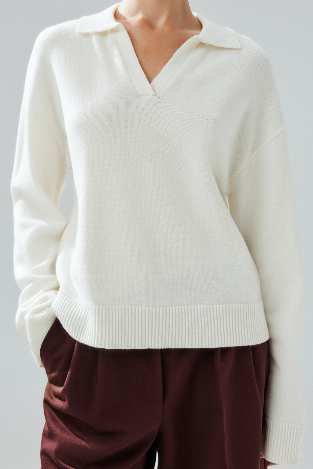 Джемпер с воротником и V-вырезом - цвет молочный - 5