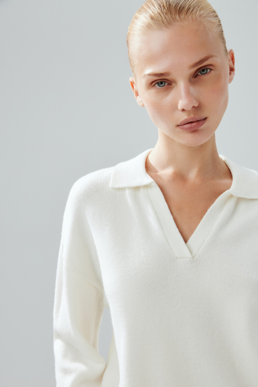 Джемпер с воротником и V-вырезом - цвет молочный - 6