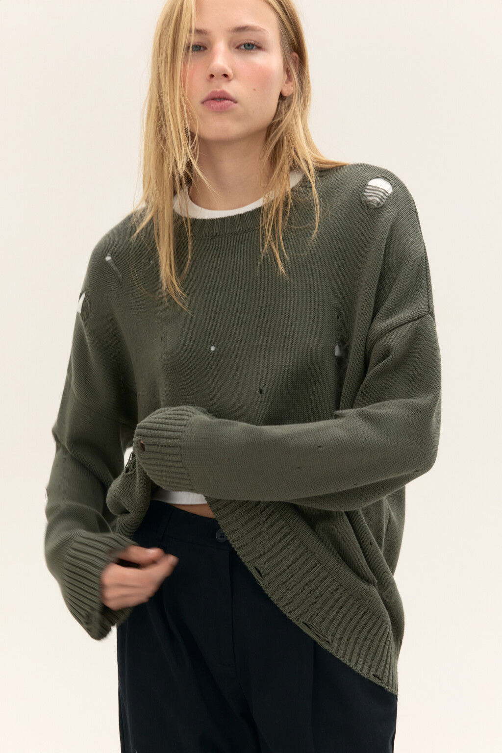 Джемпер вязаный с рваными элементами - цвет зеленый - 1