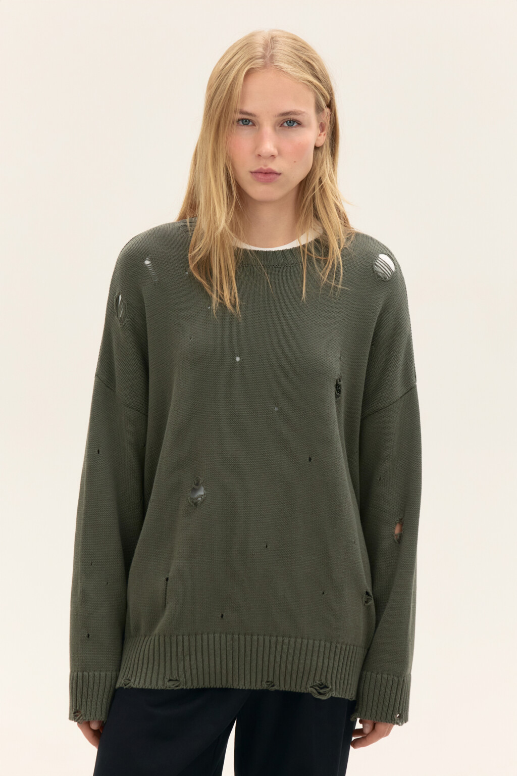 Джемпер вязаный с рваными элементами - цвет зеленый - 2