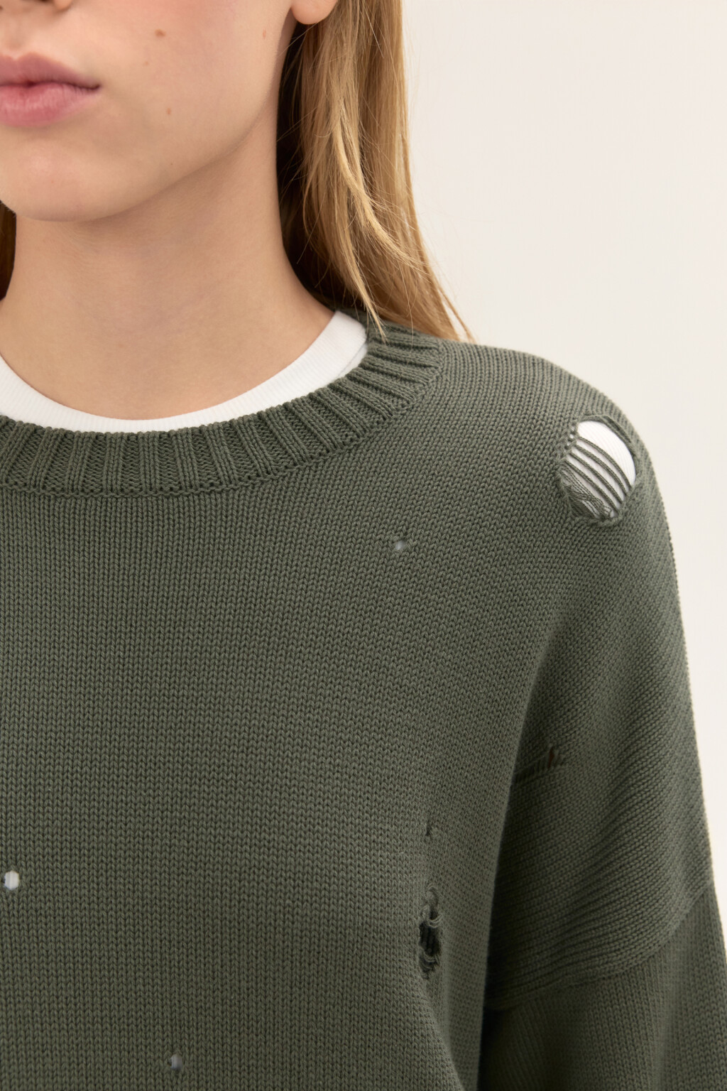 Джемпер вязаный с рваными элементами - цвет зеленый - 5