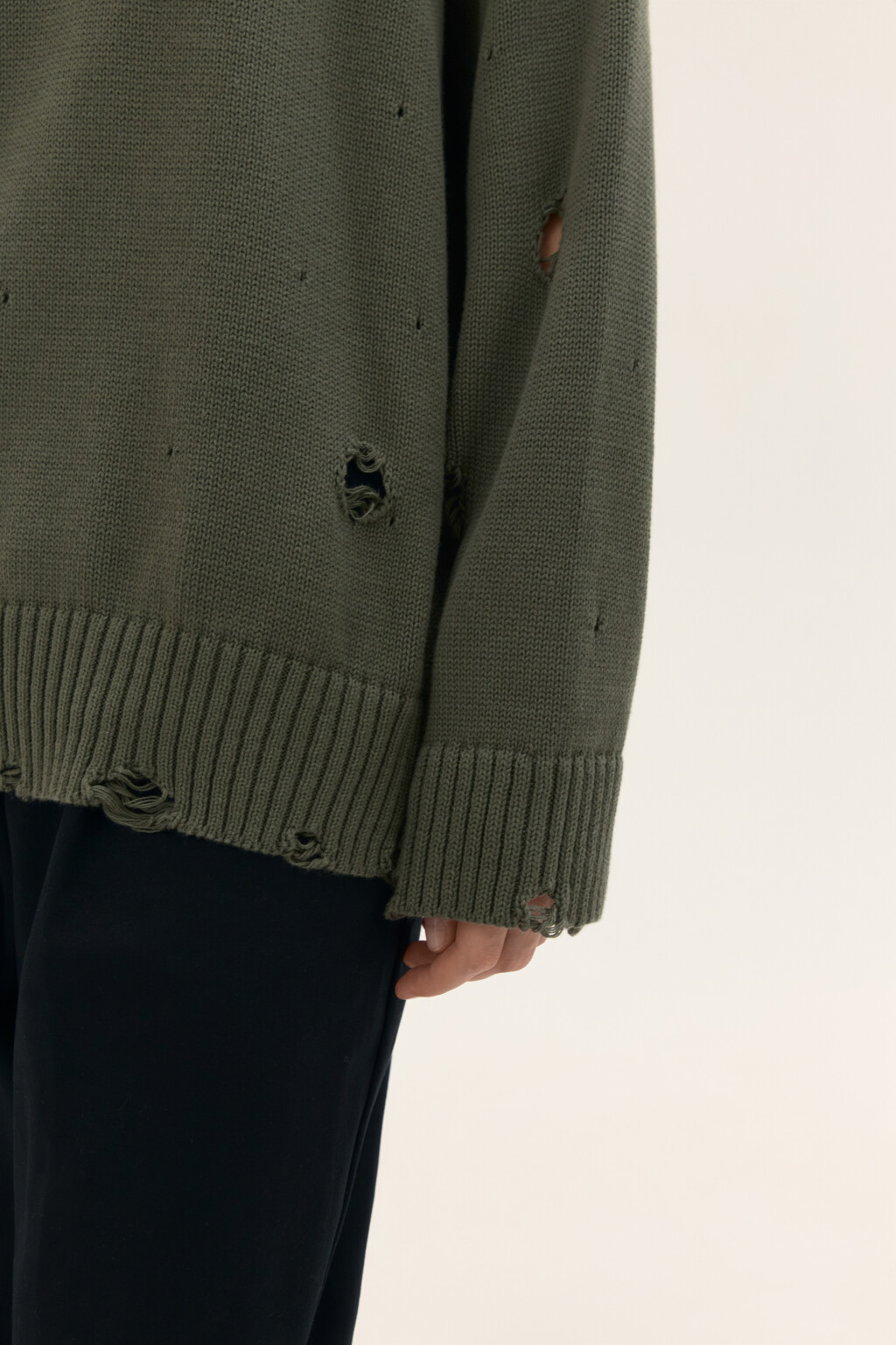 Джемпер вязаный с рваными элементами - цвет зеленый - 6