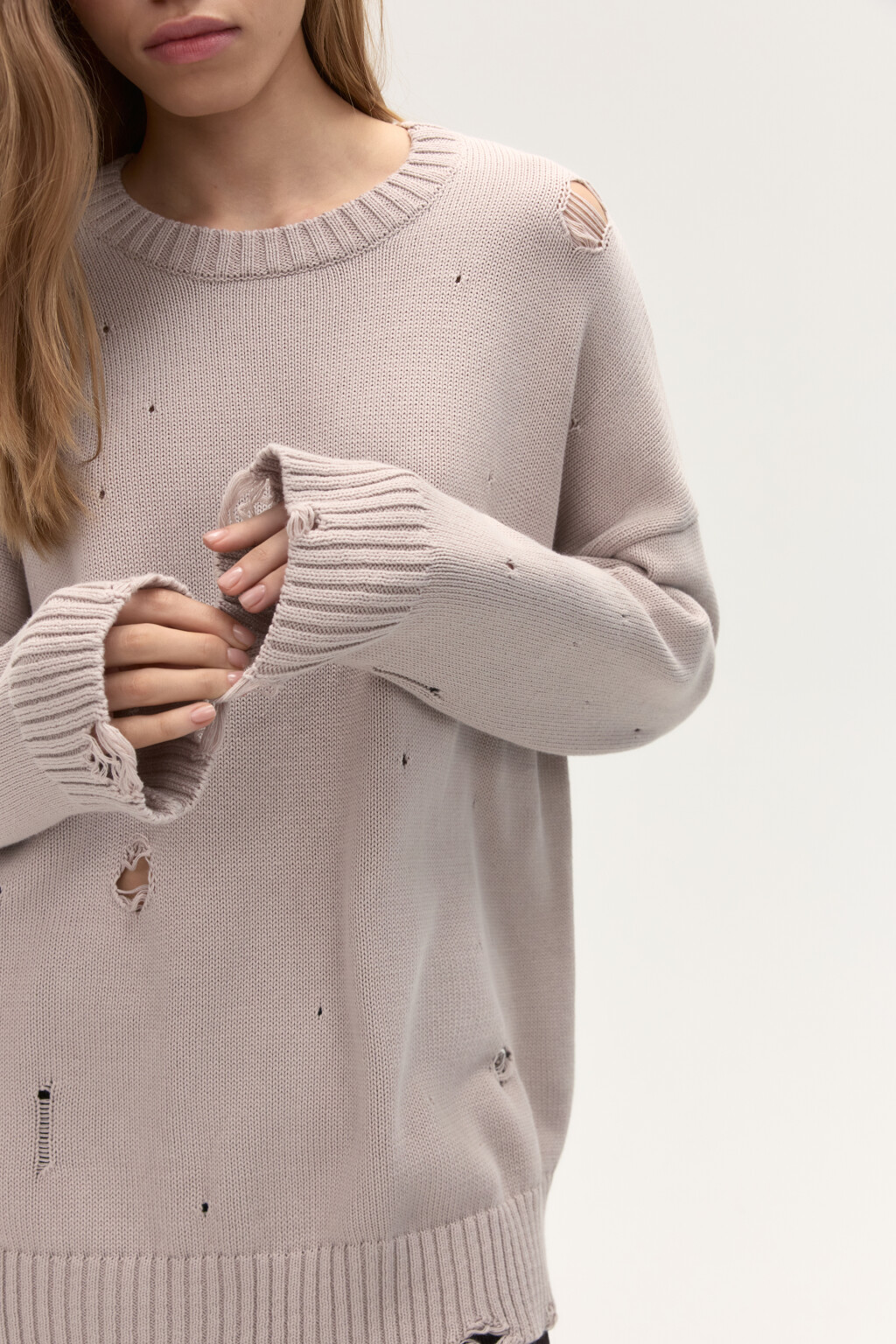 Джемпер вязаный с рваными элементами - цвет бежевый - 1