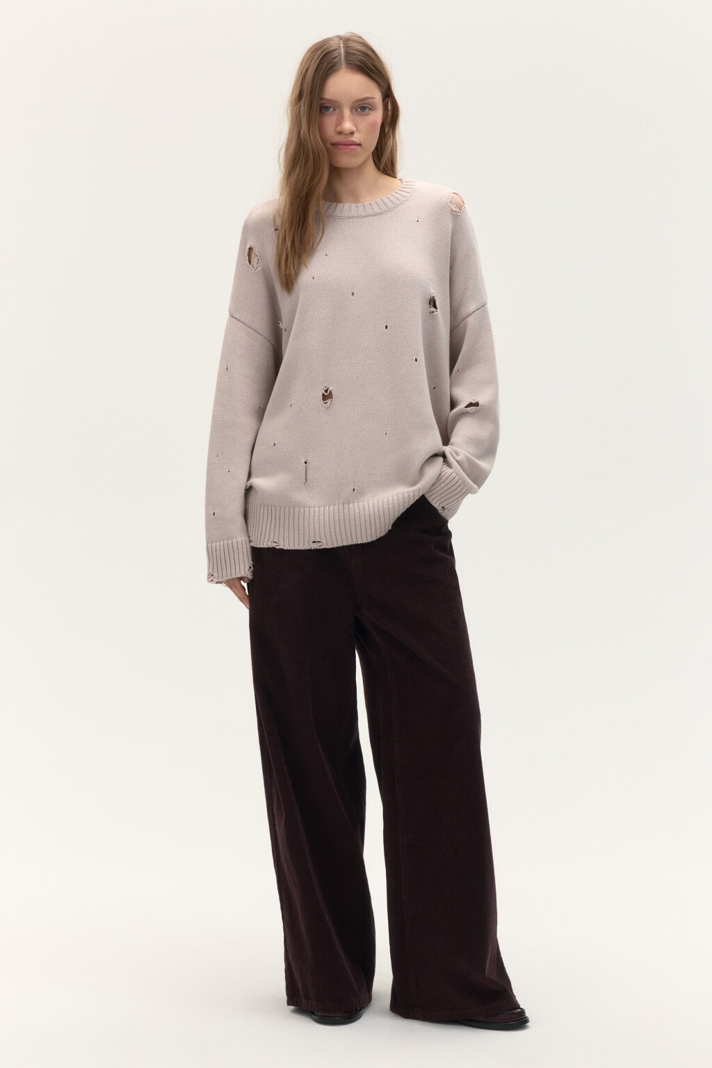 Джемпер вязаный с рваными элементами - цвет бежевый - 4