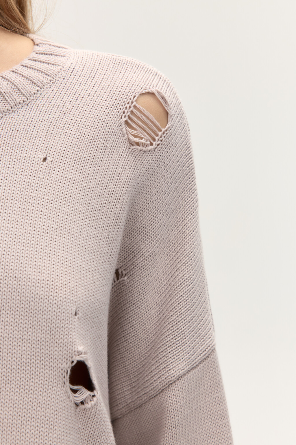 Джемпер вязаный с рваными элементами - цвет бежевый - 5