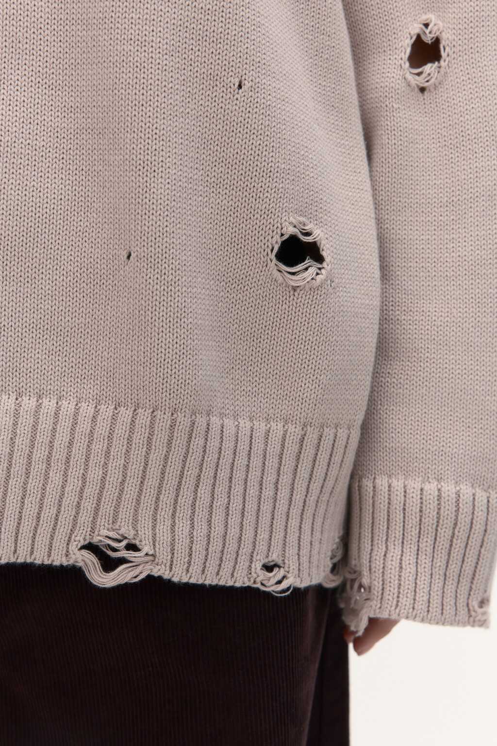 Джемпер вязаный с рваными элементами - цвет бежевый - 6