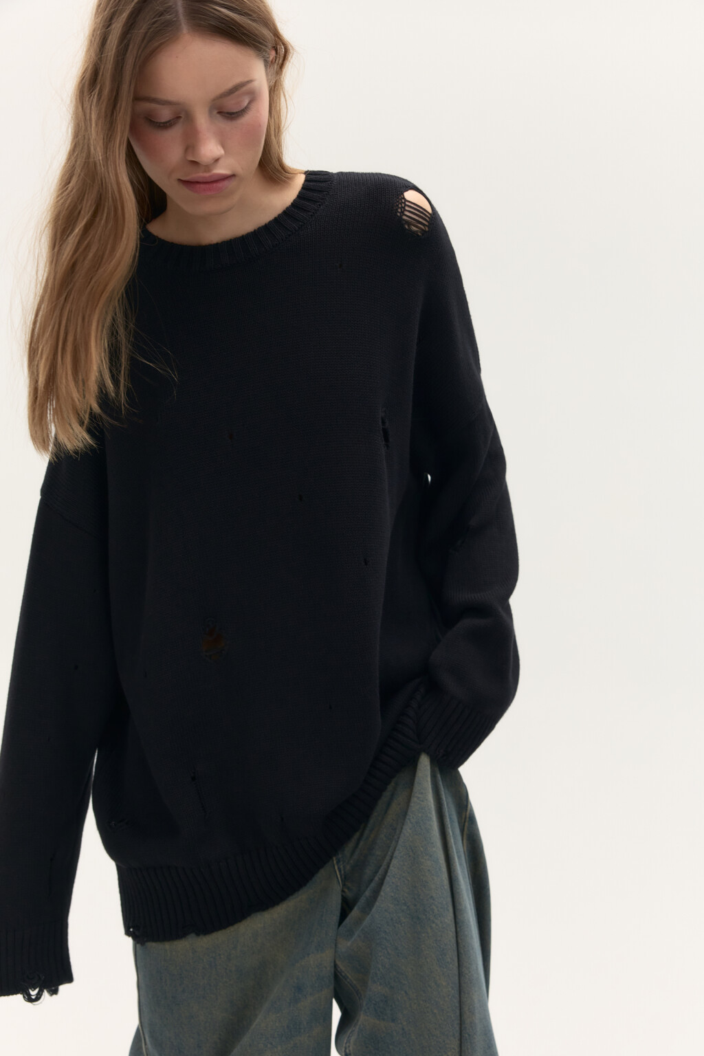 Джемпер вязаный с рваными элементами - цвет черный - 1