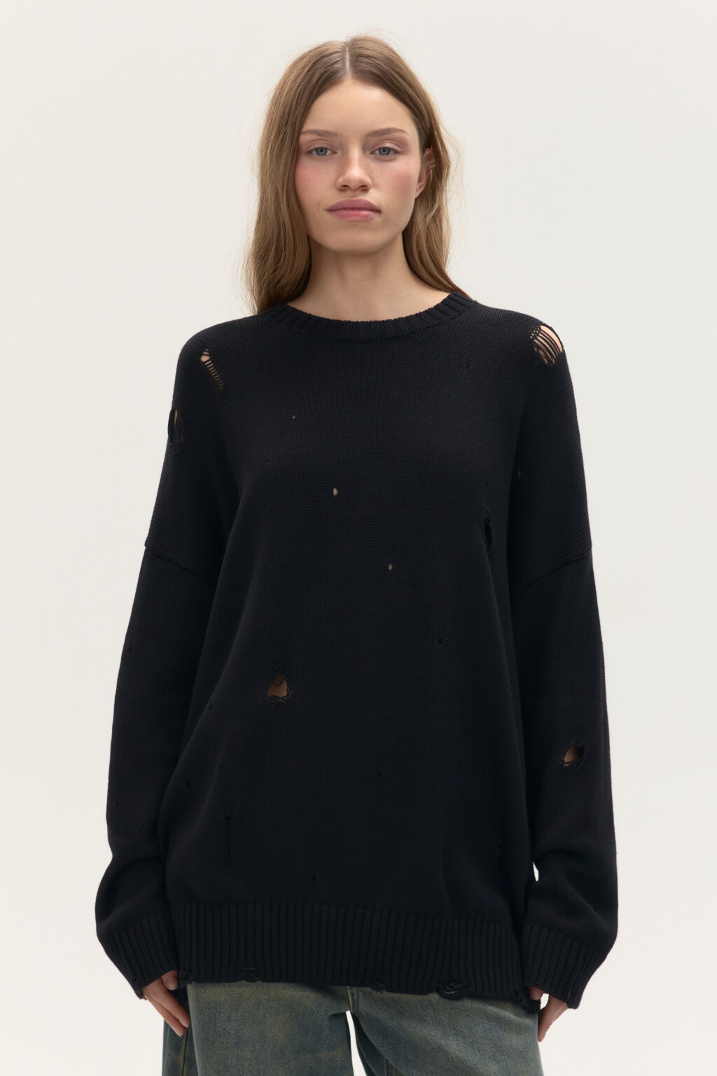 Джемпер вязаный с рваными элементами - цвет черный - 2