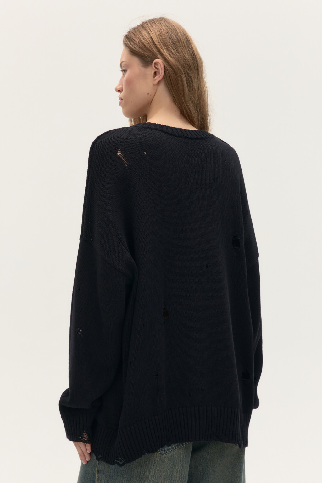 Джемпер вязаный с рваными элементами - цвет черный - 3