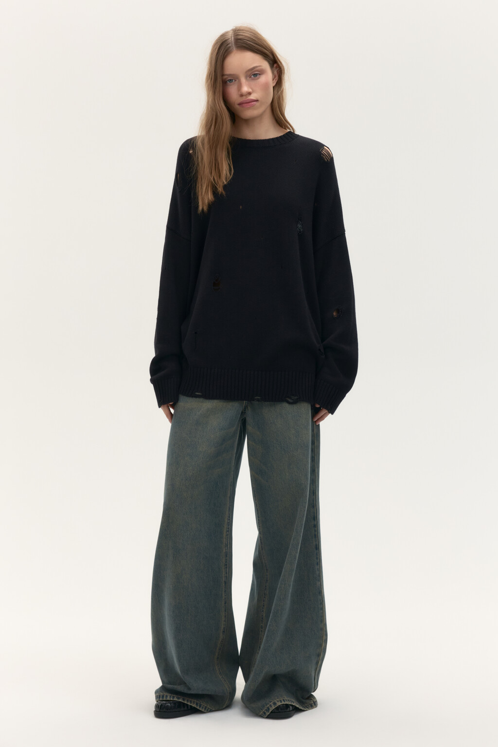 Джемпер вязаный с рваными элементами - цвет черный - 4