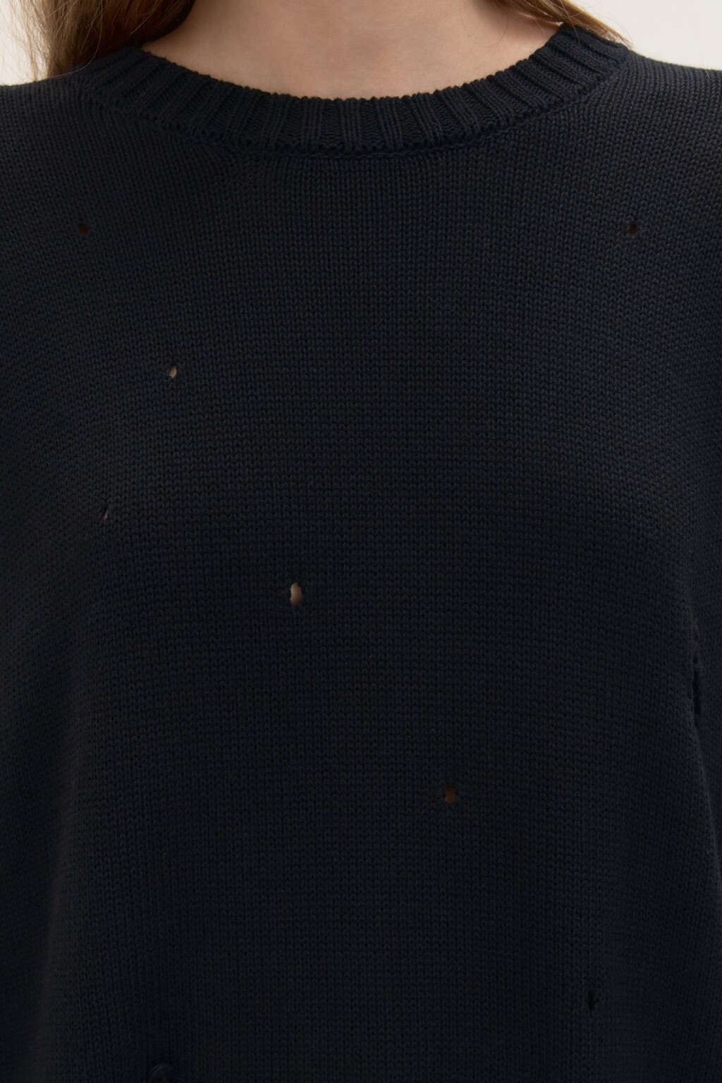 Джемпер вязаный с рваными элементами - цвет черный - 5