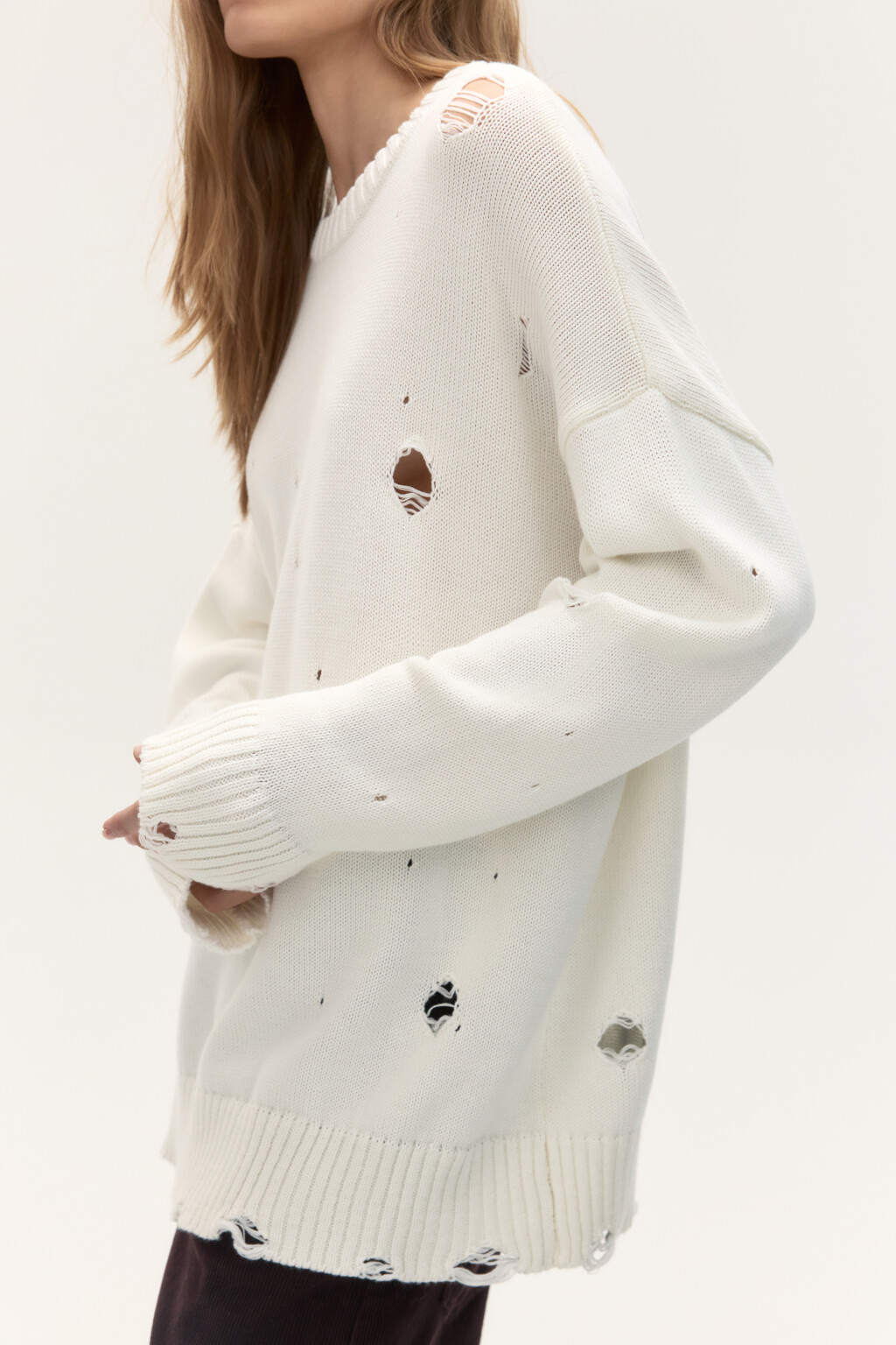 Джемпер вязаный с рваными элементами - цвет молочный - 1
