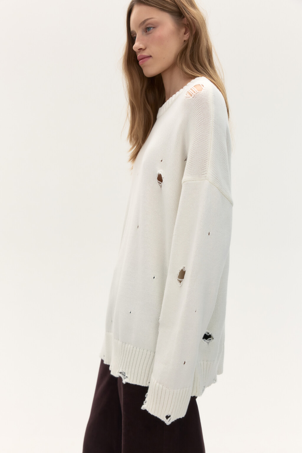 Джемпер вязаный с рваными элементами - цвет молочный - 2