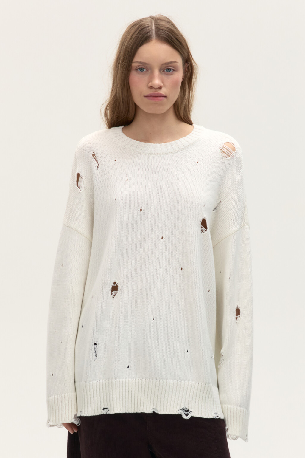 Джемпер вязаный с рваными элементами - цвет молочный - 3