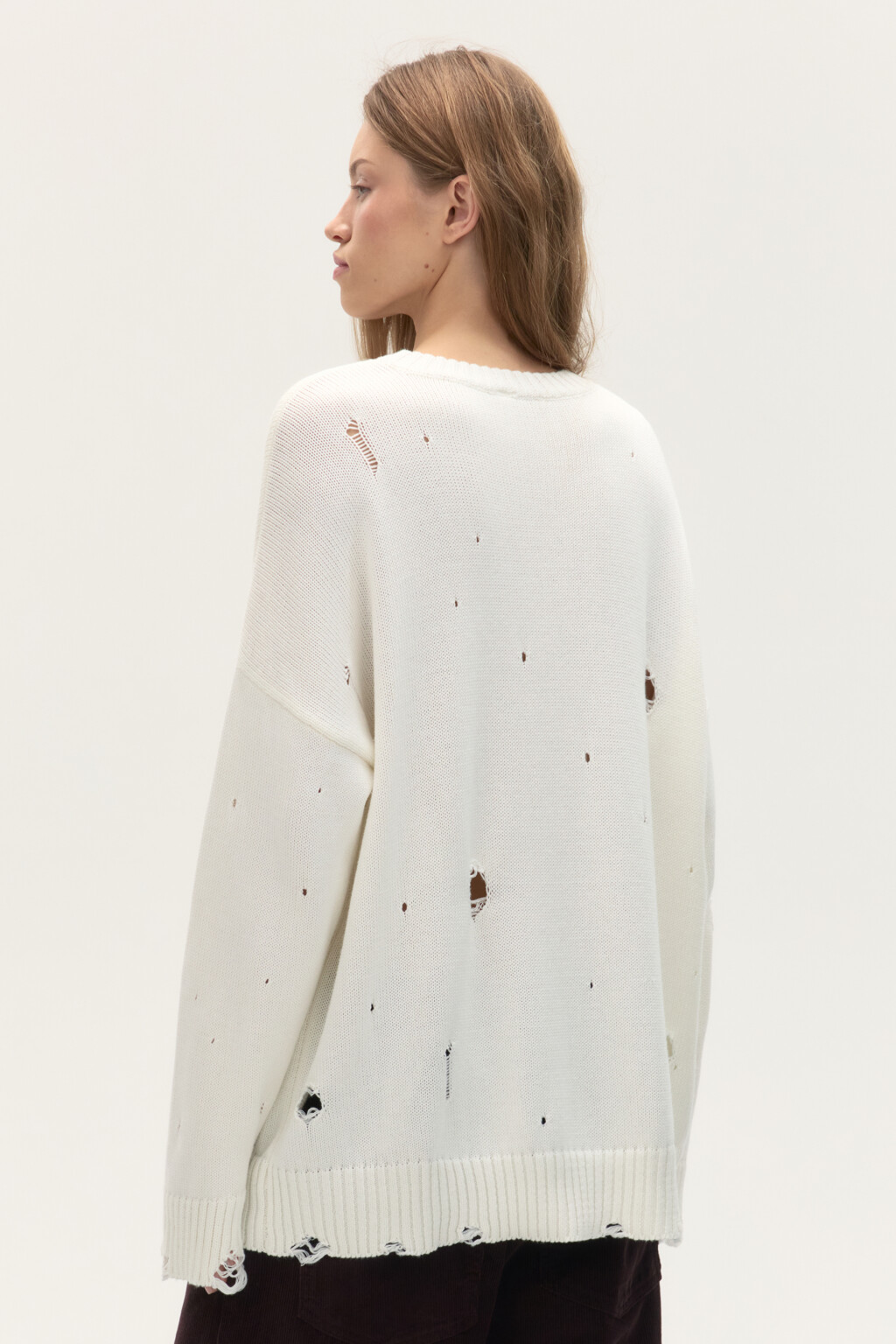Джемпер вязаный с рваными элементами - цвет молочный - 4