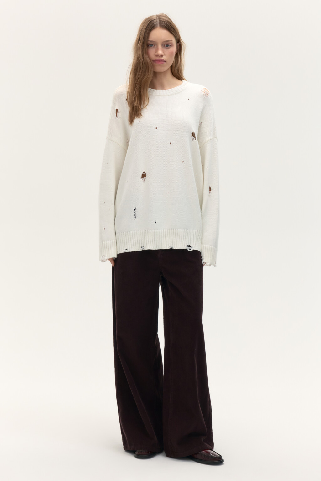 Джемпер вязаный с рваными элементами - цвет молочный - 5