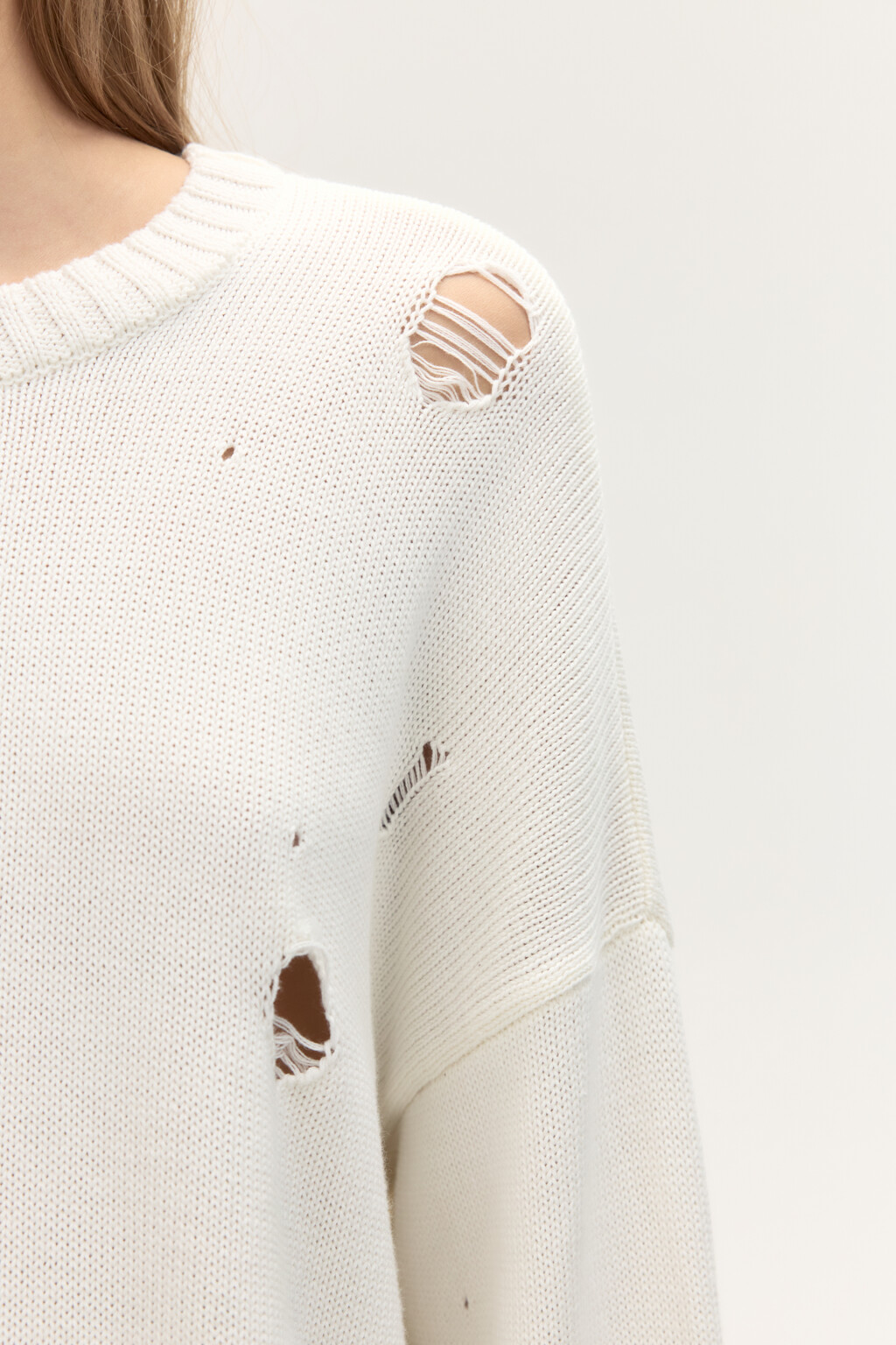 Джемпер вязаный с рваными элементами - цвет молочный - 6