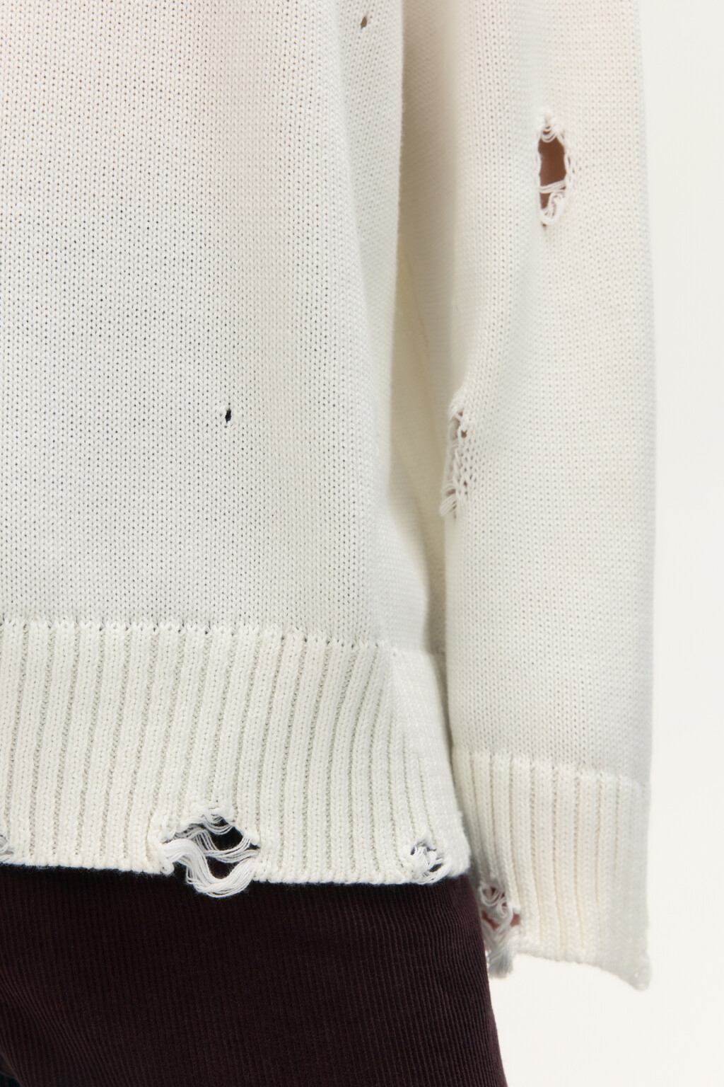 Джемпер вязаный с рваными элементами - цвет молочный - 7