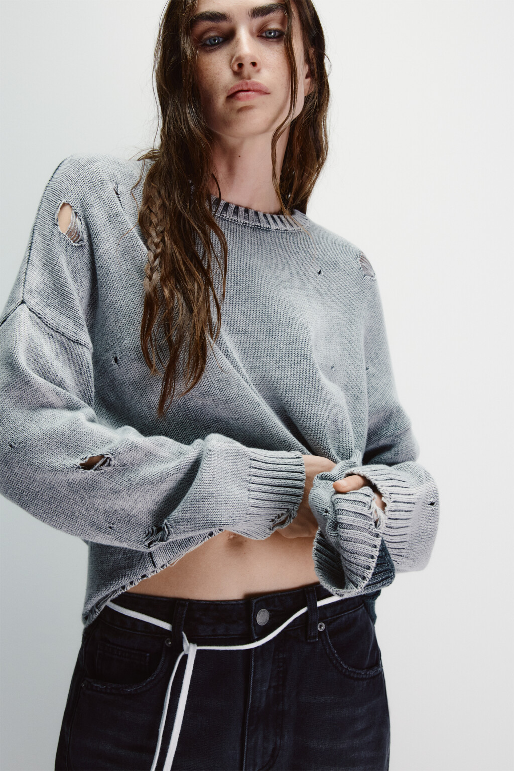 Джемпер вязаный с рваными элементами - цвет серый - 1