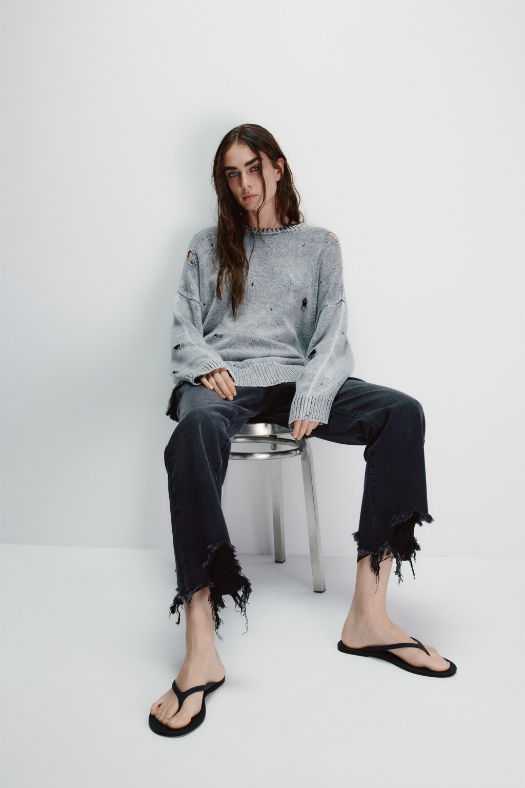 Джемпер вязаный с рваными элементами - цвет серый - 2