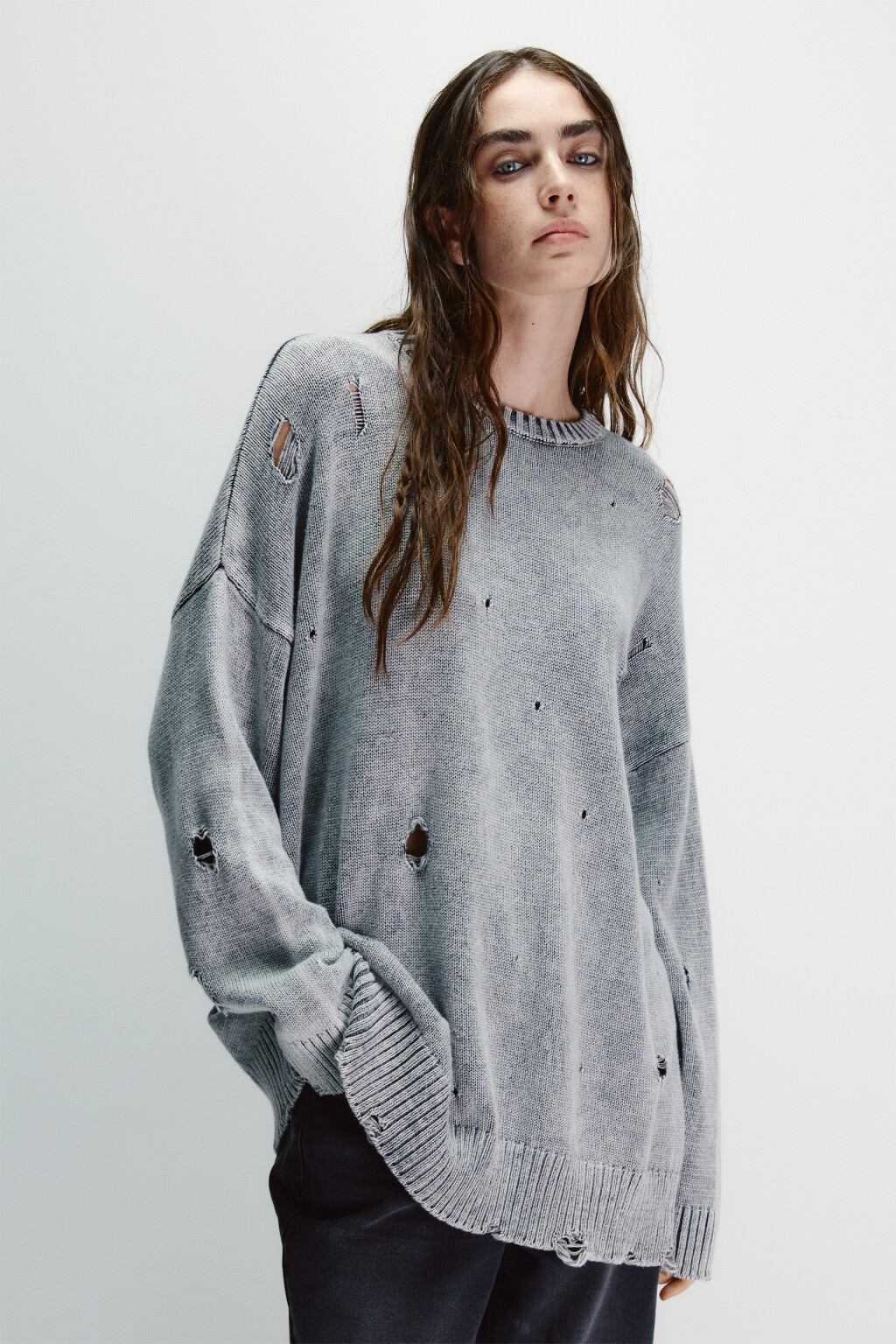 Джемпер вязаный с рваными элементами - цвет серый - 3