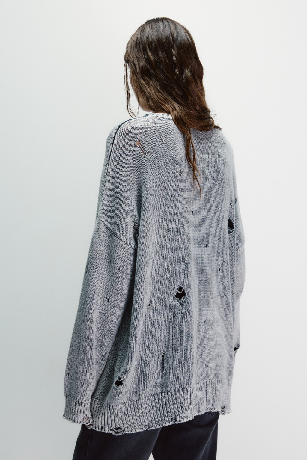 Джемпер вязаный с рваными элементами - цвет серый - 4