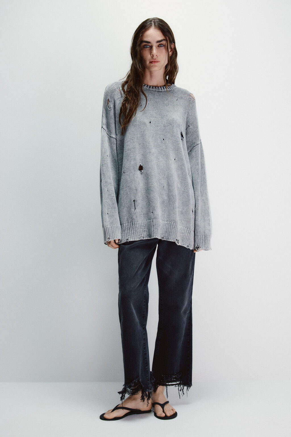 Джемпер вязаный с рваными элементами - цвет серый - 5